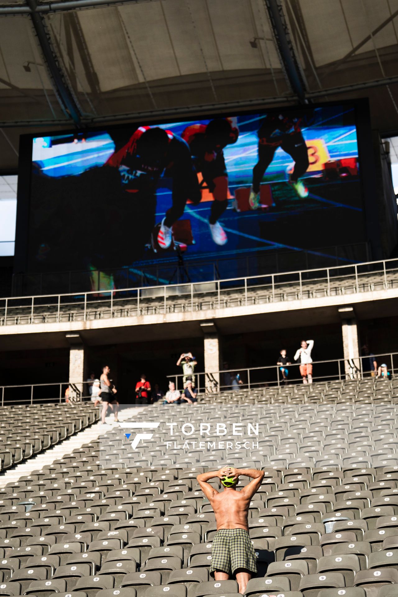 EIn Mann auf der Tribuene kann es nicht fassen: Ein Fehlstart nach dem anderem im 200m Finale der Maenner waehrend der deutschen Leichtathletik-Meisterschaften im Olympiastadion am 26.06.2022 in Berlin